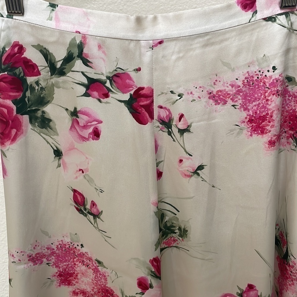 ⭐️Dolce & Gabbana Rose Floral Print Cream Silk Lined Skirt—GORGEOUS! Like New!! - Picture 3 of 9